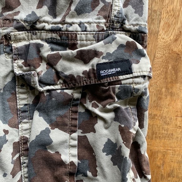 Rocawear Classic Fit Camouflage Cargo Pants (W42) - Picture 6 of 12